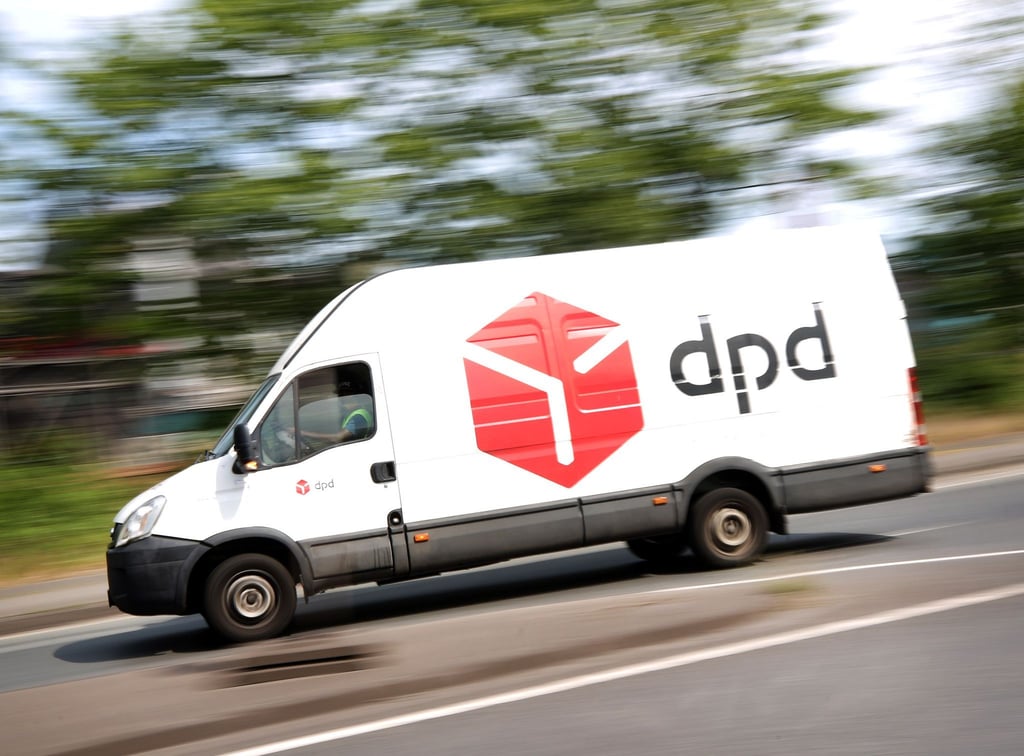 Ein DPD-Pakettransporter verlässt das Paketsortierzentrum in Duisburg.