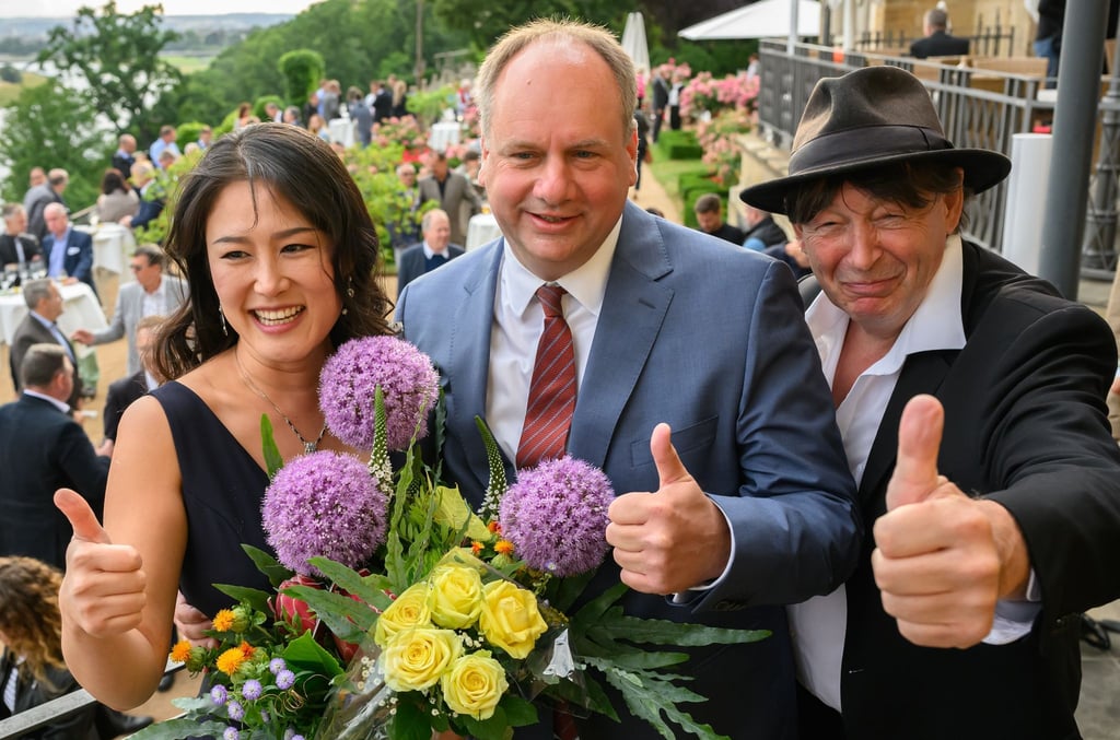 Dirk Hilbert (FDP, M), Oberbürgermeister der Stadt und Kandidat für den überparteilichen Verein „Unabhängige Bürger für Dresden“, seine Ehefrau Su Yeon Hilbert, und Holger John, Künstler und Wahlkampfunterstützer.
