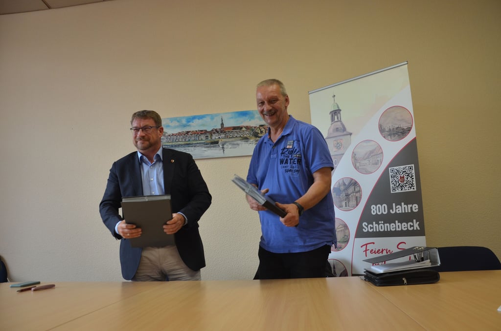 Schönebecks Oberbürgermeister Bert Knoblauch (links) und Carsten Mende von Maxi-Top haben die notwendigen Verträge unterzeichnet. Der Veranstalter wird nach dem Brunnenfest eine weitere Festivität ausrichten.