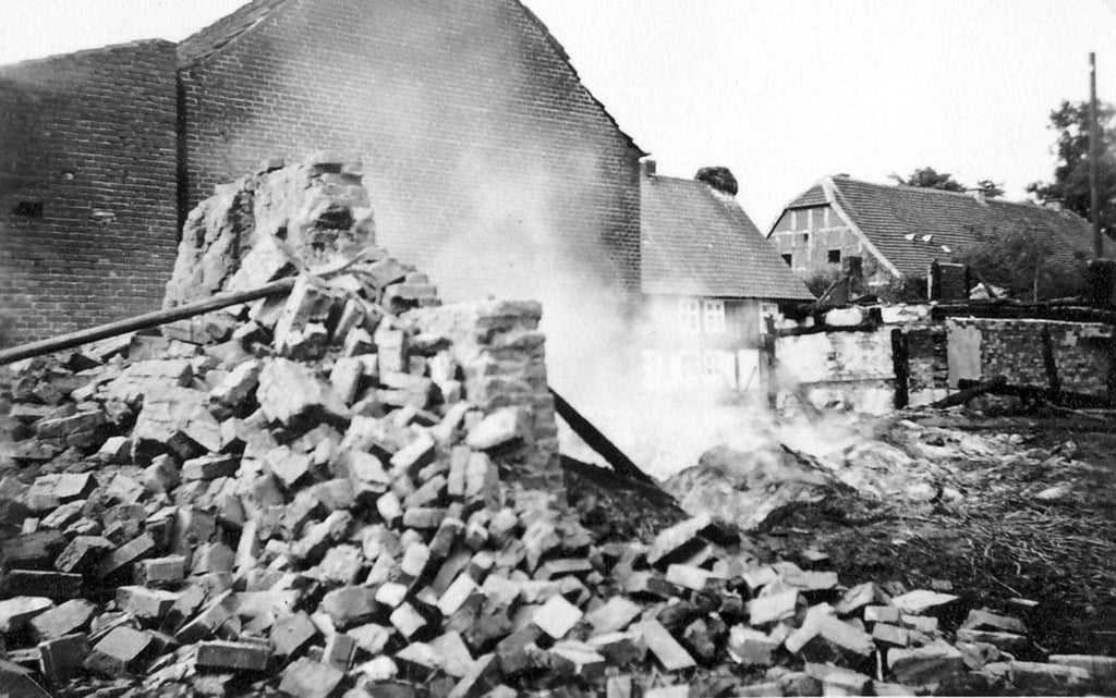 Nur ein Berg von Mauerziegeln ist von der Scheune in Vissum geblieben.