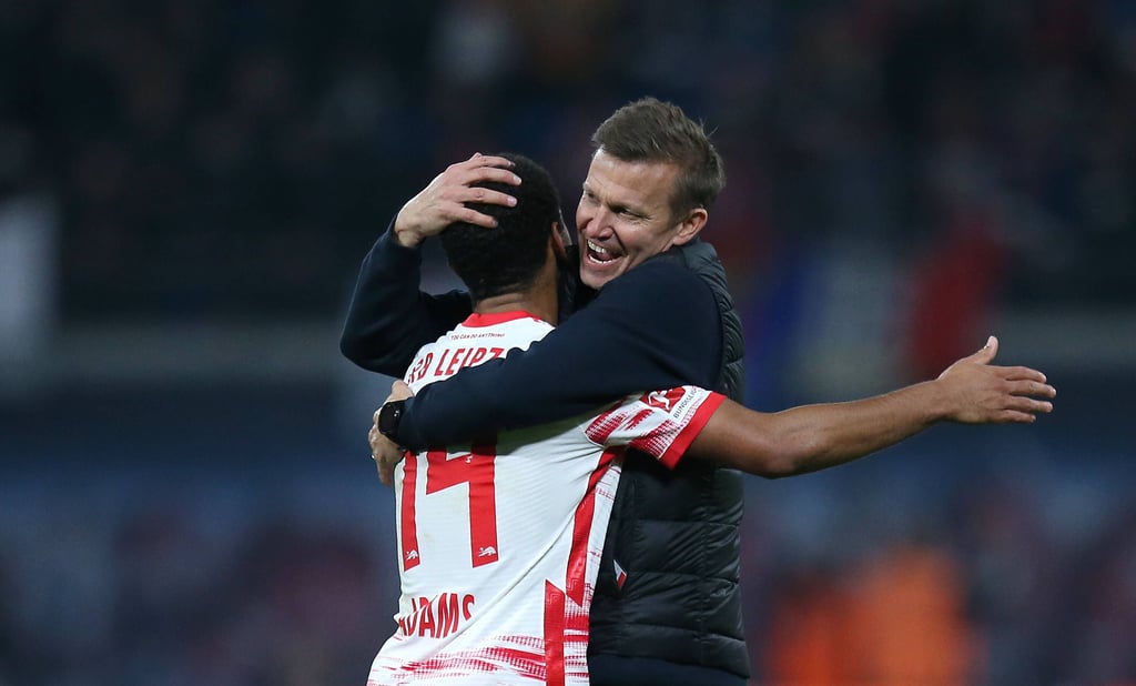 Tyler Adams wird von seinen früheren und aktuellen Coach Jesse Marsch (r.) umarmt.