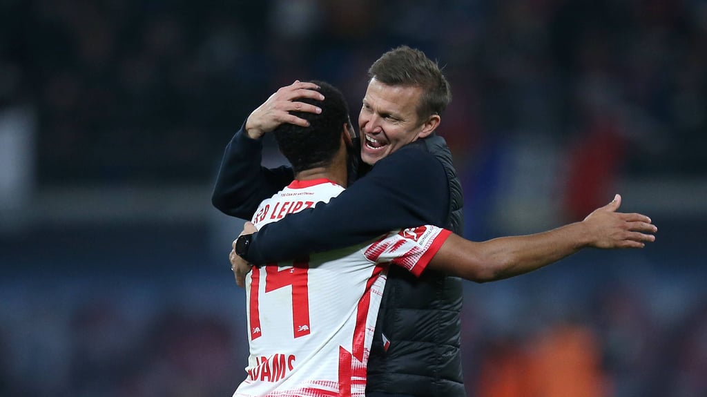 Tyler Adams wird von seinen früheren und aktuellen Coach Jesse Marsch (r.) umarmt.