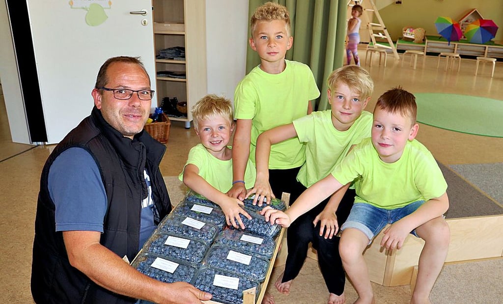 Nicht nur die Paul, Bastian, Alfred und Georg (v. li.) freuten sich über die Blaubeeren, die Ortsbürgermeister Enrico Naue mitgebracht hatte.