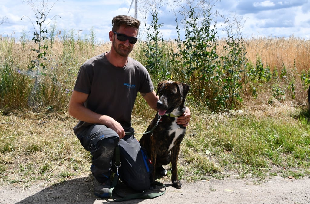 Tag der offenen Tür im Gardelegener Tierheim. Zu den Besuchern gehörte auch Kay Hundemer aus Kalbe. Er und seine Familie hatte sich bewusst für einen Hund aus dem Tierheim entschieden. Vor acht Monaten holten sie dort ihren Zeus, einen Dago Argentino, ab. Foto: Cornelia Ahlfeld