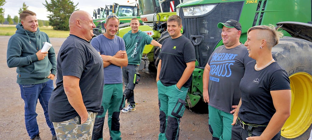 Guter Laune zeigten sich die Landwirte kurz vor ihrer Abfahrt vom Parkplatz an der „Bauernscheune“ in Hohenseeden.