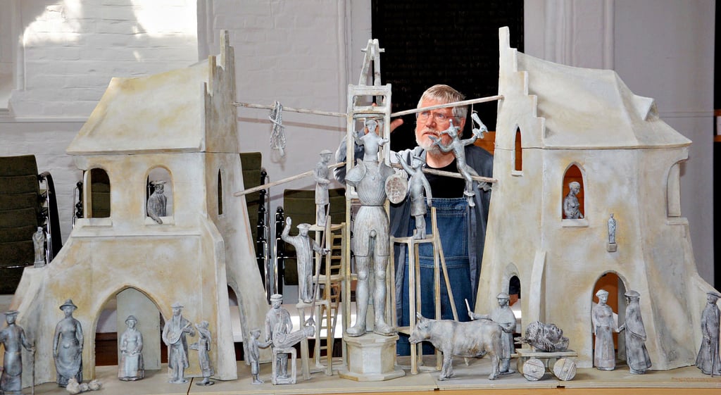 Der Rostocker Bildhauer Wolfgang Friedrich präsentiert die Endfassung seiner Figurengruppe „Stendaler Roland 1525“. Aus dem Wachsmodell wird nun die Bronze-Plastik gegossen.