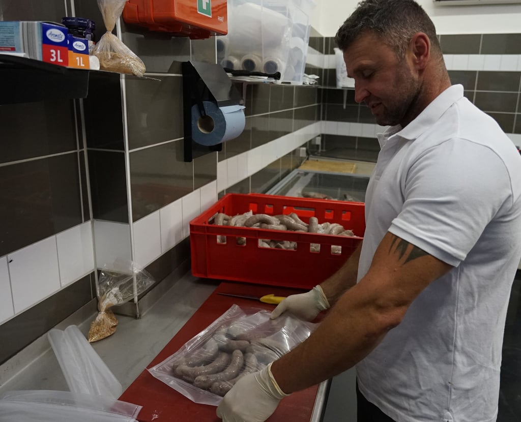 Für die Grillsaison fertigt Michael Reis spezielle Wildgrillwürste. Das Rezept dafür entwickelte er gemeinsam mit Ehefrau Swenja.
