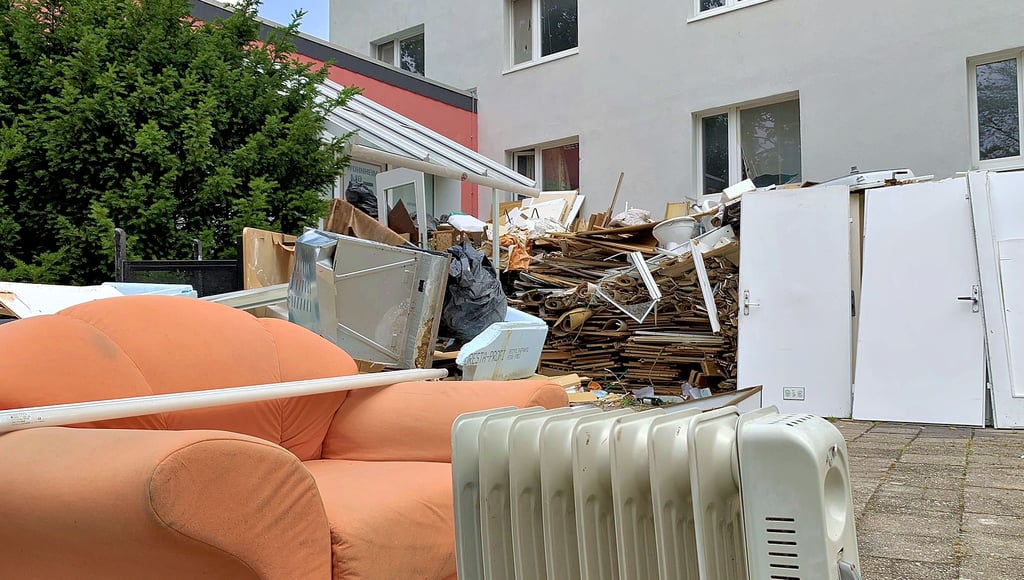 In diesem früheren Studentenwohnheim hatte der Einbruch über Ostern 2021 stattgefunden. Eine Immobilienfirma aus Berlin lässt es entkernen.
