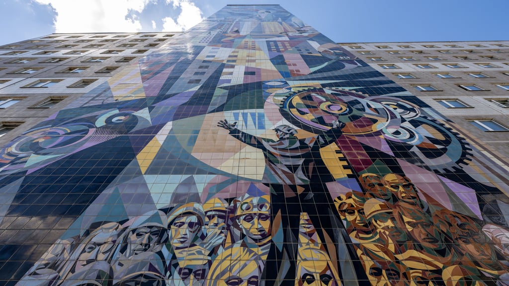 Das Großmosaik "Die vom Menschen beherrschten Kräfte von Natur und Technik" des spanischen Künstlers Josep Renau (1907-1982) ist an einem Plattenbau in Halle/Saale zu sehen. Foto: Hendrik Schmidt/