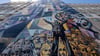 Das Großmosaik "Die vom Menschen beherrschten Kräfte von Natur und Technik" des spanischen Künstlers Josep Renau (1907-1982) ist an einem Plattenbau in Halle/Saale zu sehen. Foto: Hendrik Schmidt/