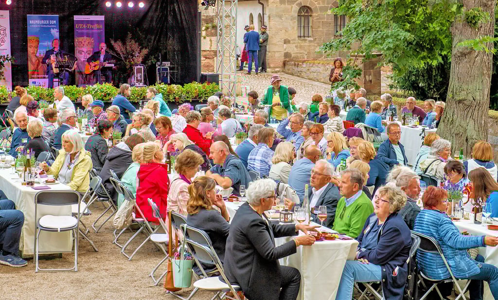 Freude steht den Gästen des 8. Naumburger Uta-Treffens beim gemütlichen Beisammensein im Domgarten in die Gesichter geschrieben.