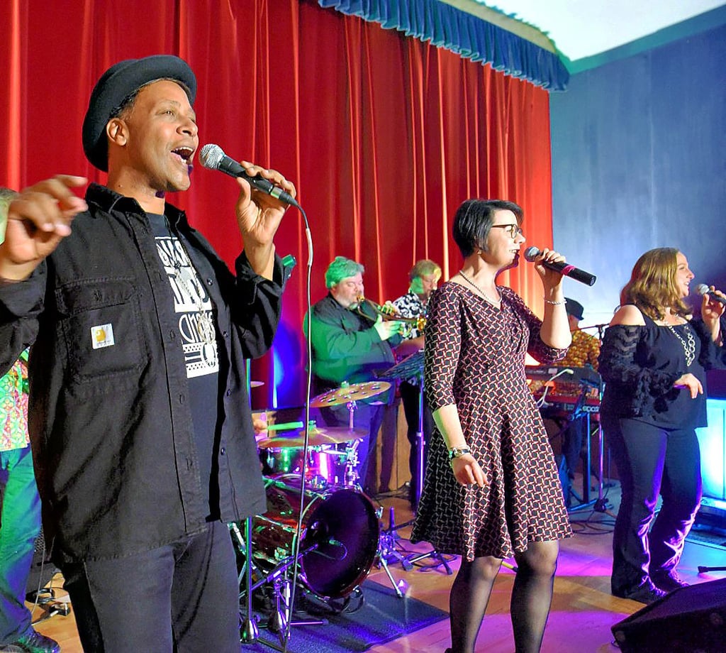 Alle Soul-Klassiker im Gepäck. Die Berliner Gruppe „More Town Soul“ trat im Barbyer Kino auf.