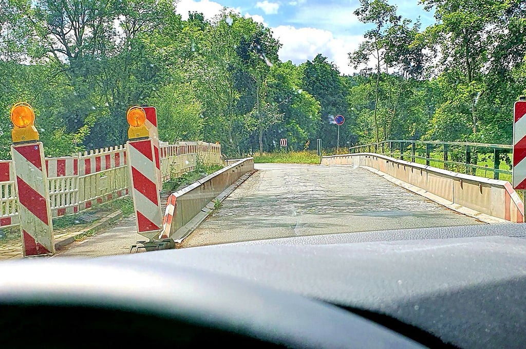 Die Annenbrücke in Meisdorf wird schrittweise abgerissen.