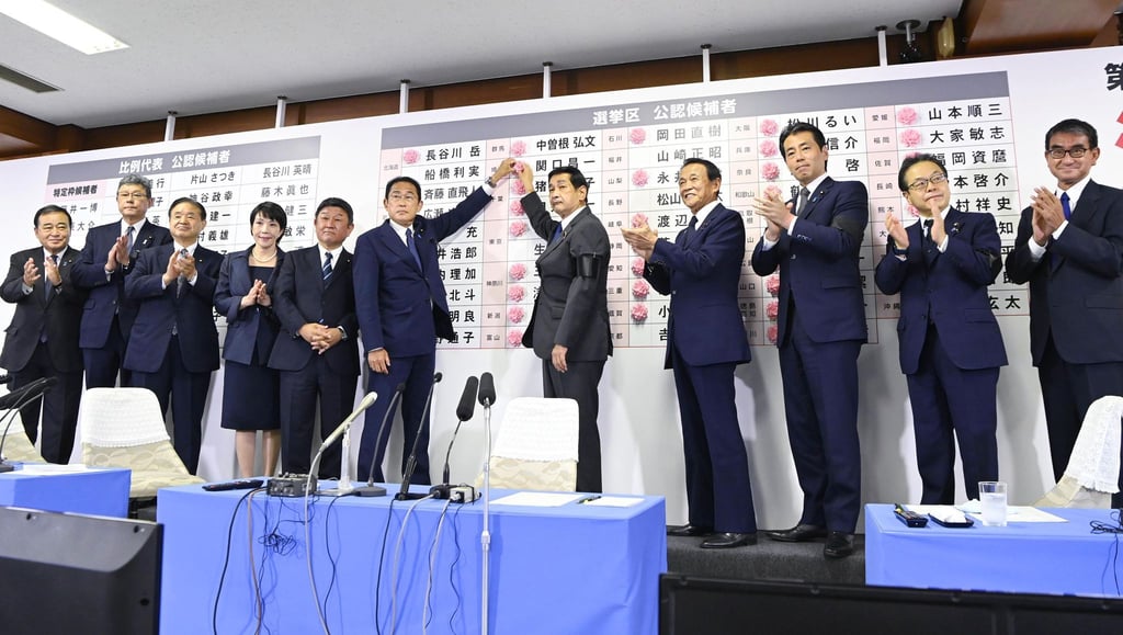 Japans Premierminister Fumio Kishida (6.v.l) hat mit seiner Liberaldemokratischen Partei die Oberhauswahl klar gewonnen.