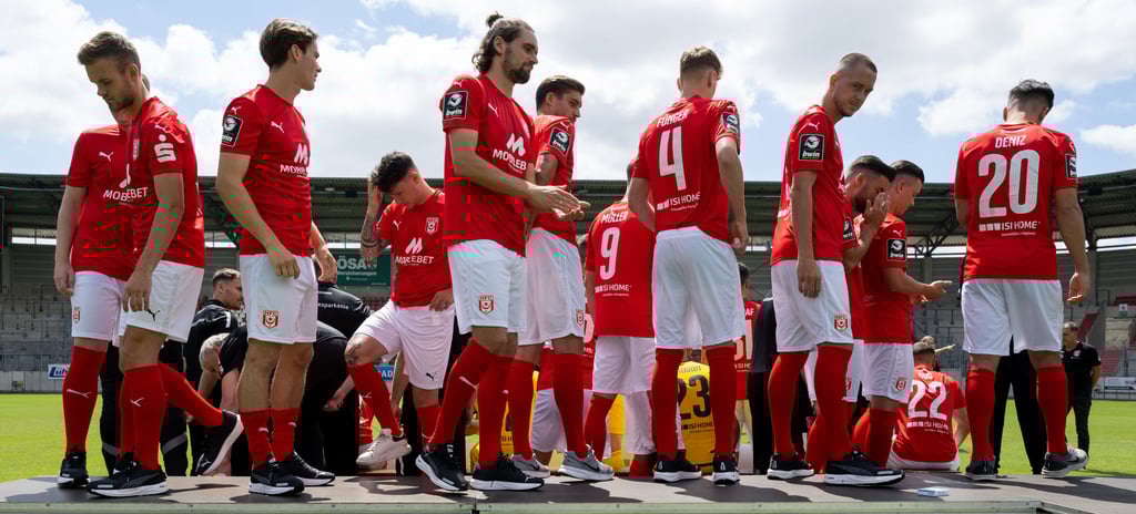 Die HFC-Startelf für die Saison steht fast. So ist Kapitän Jonas Nietfeld (M.) ist als Abwehrchef gesetzt,