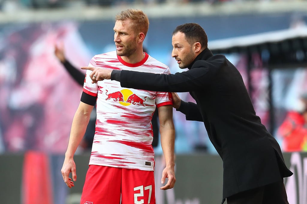 Wie lange kann RB Leipzigs Coach Domenico Tedesco (r.) noch mit Konrad Laimer planen?