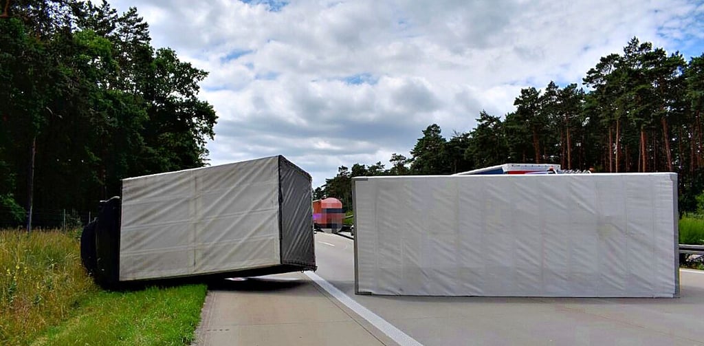 Lkw-Unfall auf der A9: Der umgekippte Kleintransporter mit Anhänger auf der A9 bei Köselitz.