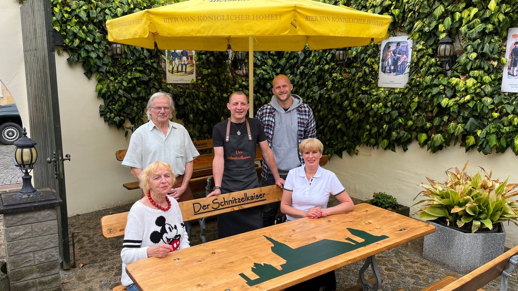 Carsten Hopfe (hinten rechts) von der „Rough-Manufacture“ mit Cynthia (rechts), Ingrid (links), Harald (links) und Gabriel Liebisch vom Tangermünder Restaurant „Zur Post“.