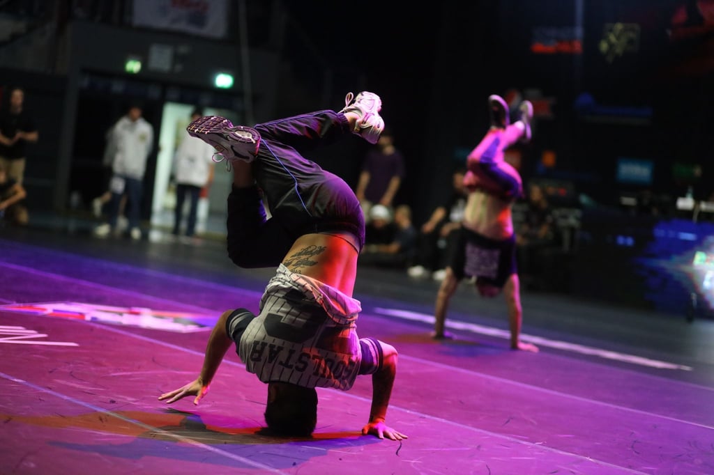 Ein Tänzer nimmt am zweiten Tag der European Breakdance Championchips (EBC) am Wettbewerb teil.
