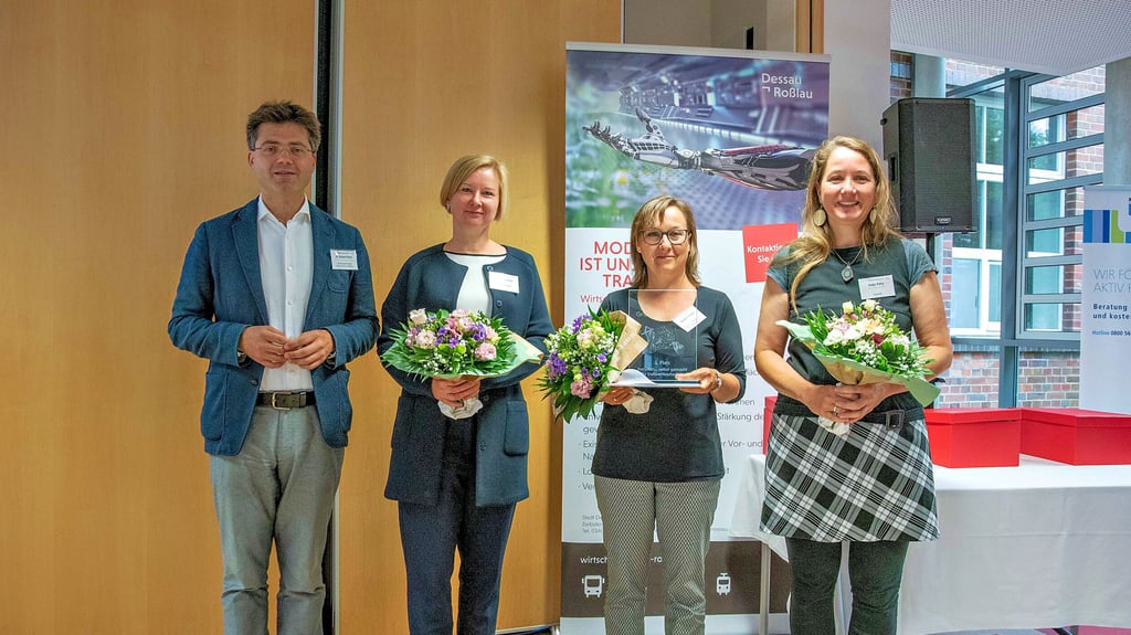 Oberbürgermeister Robert Reck mit den drei Preisträgerinnen des Gründerpreises: Naja Petry,Beatrix Frühauf und Bettina Schrör (v.l.n.r.). Foto: Ruttke
