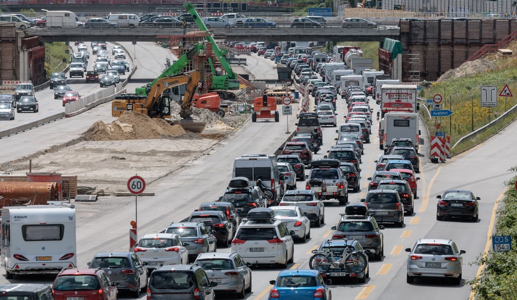 Stau-Gefahr zum Ferienstart: Der ADAC in Sachsen-Anhalt warnt ab dem kommenden Wochenende vor einer erhöhten Auslastung der Autobahnen.