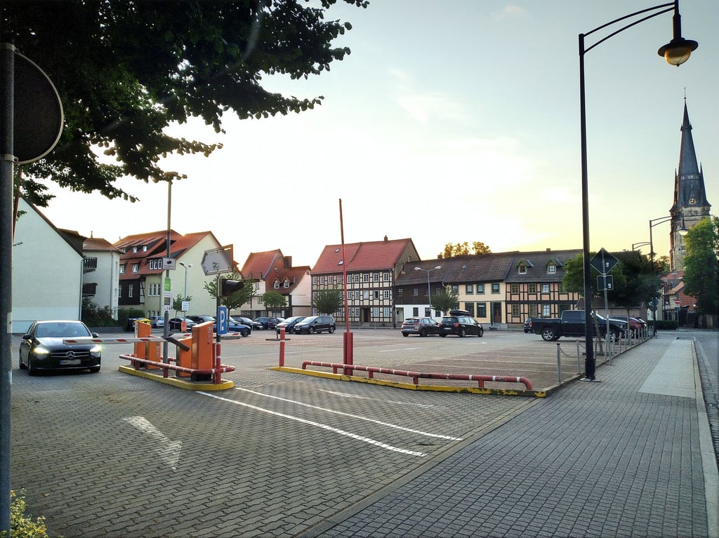 Die Schranken dieses Parkplatzes sind das Problem: Außerhalb der Öffnungszeiten von 8 bis 22 Uhr bleiben sie in aller Regel unten. Wer im Konzerthaus Liebfrauen oder in einem Restaurant die Zeit verpasst, hängt mit seinem Auto über Nacht fest.