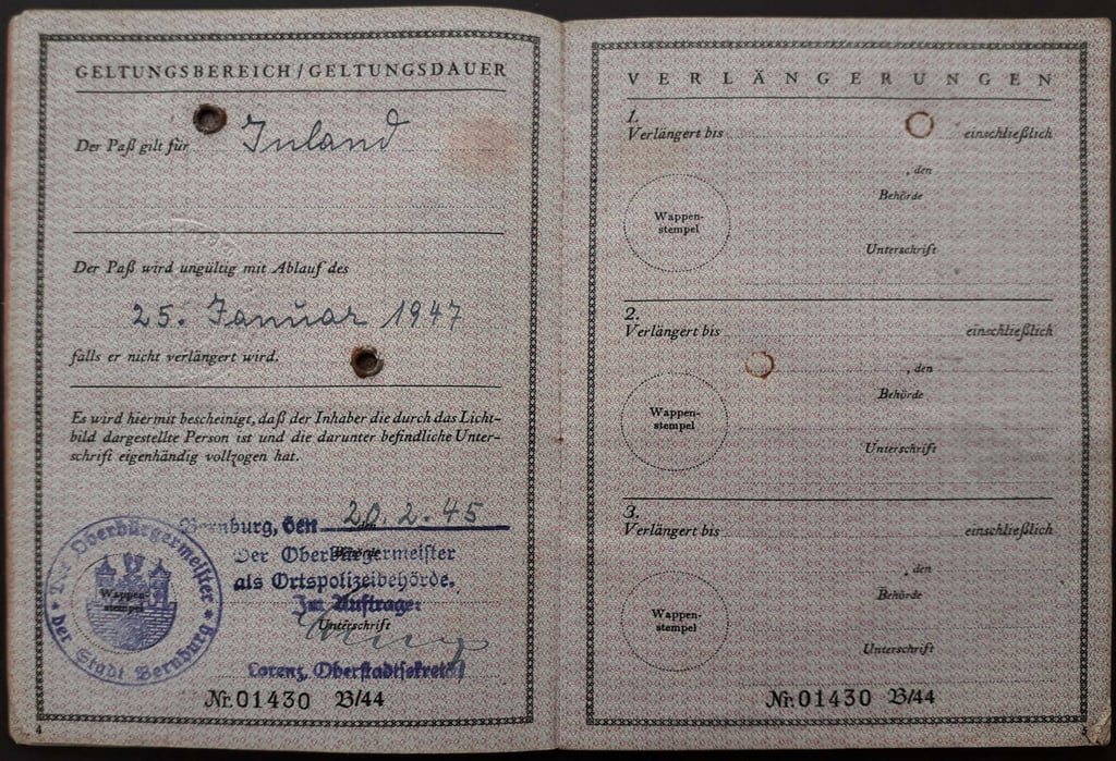 Der von der Bernburger Stadtverwaltung am 20. Februar 1945 für die Belgierin Martha De Vusser ausgestellte Fremdenpass.