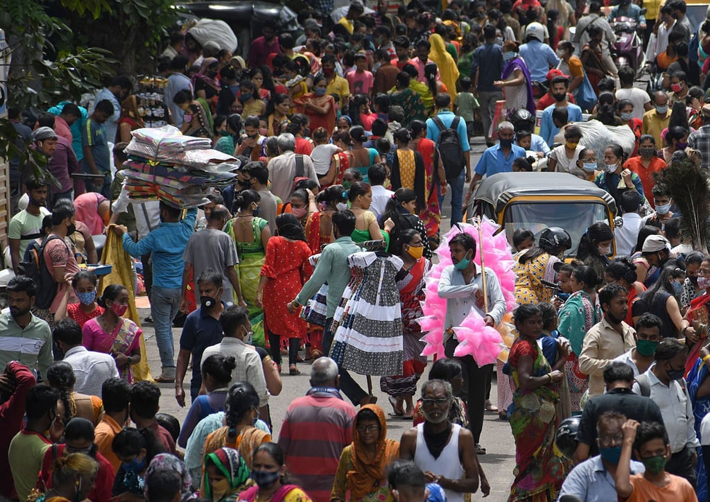 Menschen gehen dichtgedrängt auf einem Wochenmarkt im indischen Mumbai einkaufen. Die Weltbevölkerung wächst - aber immer langsamer.