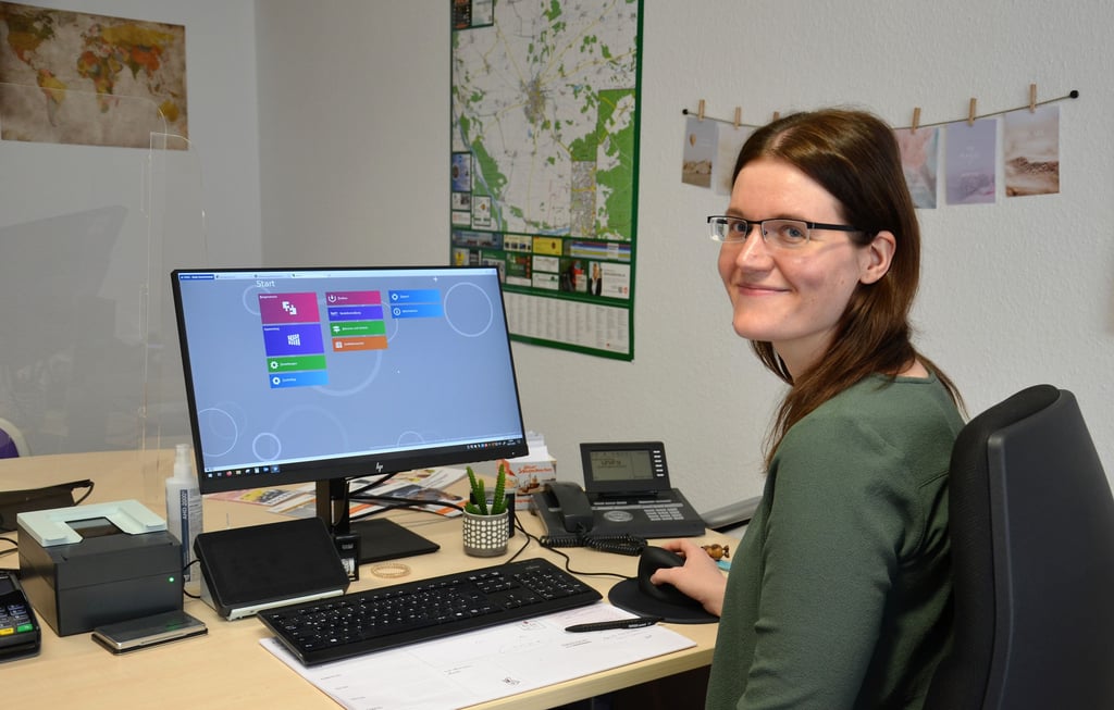 Maria Nenneker und ihre Kolleginnen im Einwohnermeldeamt der Stadt Zerbst arbeiten mit einer neuen Software, die Verbesserungen verspricht.
