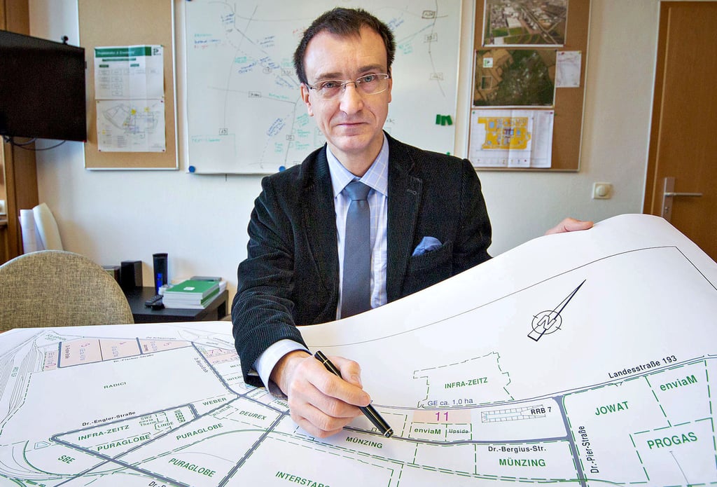 Arvid Friebe zeigt in seinem Büro im Chemie- und Industriepark Zeitz die ansässigen Unternehmen und erklärt, welche Folgen die Ausrufung der zweiten Warnstufe für sie hat.