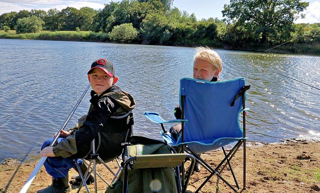Jannes Rösel (rechts, 10) aus Neukirchen und Lasse Frescha (11) aus Schönberg hatten Spaß beim Angelcamp, hier am Schwarzen Wehl in Neukirchen.