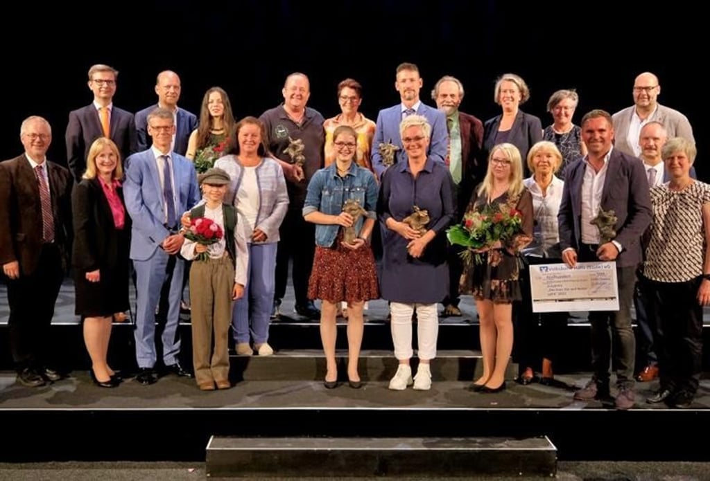 Die diesjährigen Preisträger, die von 2020, Jury und Initiatoren im Großen Saal des Neuen Theaters in Halle (Saale).