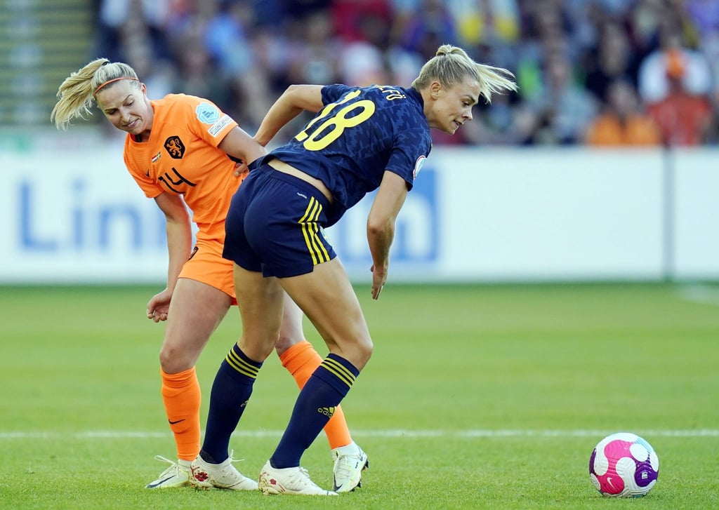 Die Niederländerin Jackie Groenen (l) wurde positiv auf Corona getestet.