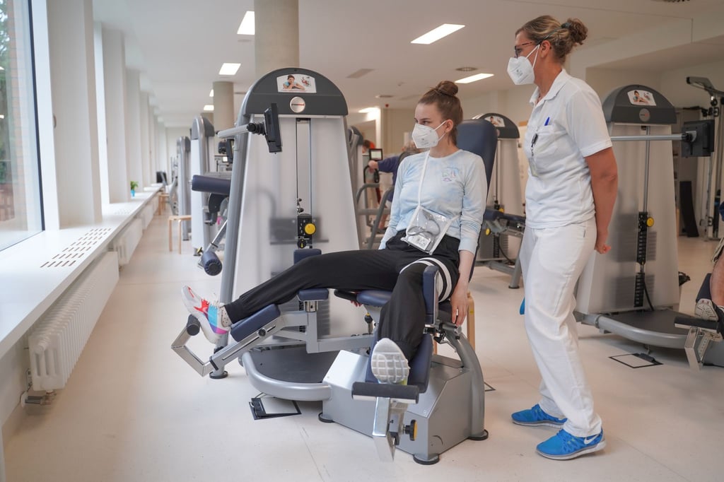 Die "Long Covid"-Patientin Birgit S. (l) bei der Trainingstherapie mit Therapeutin Eva Brosch.