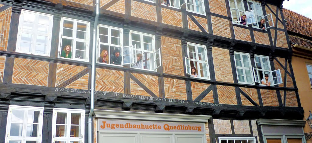 Das Wohn- und Gästehaus der Jugendbauhütte in Quedlinburg. Mit der Sanierung des alten Fachwerkhauses aus dem 17. Jahrhundert startete 1999 das Freiwilligen-Programm der Deutschen Stiftung Denkmalschutz. Mittlerweile gibt es bundesweit 16 Jugendbauhütten, deren Vorbild aus dem Mittelalter stammt.