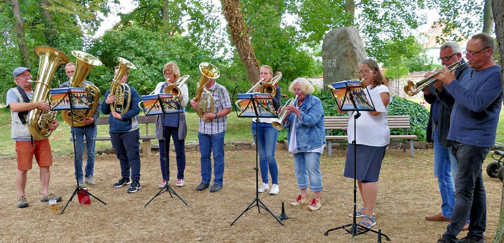 Beim Kirchspielfest im parkähnlichen Gelände der St.-Laurentius-Kirche in Alt-Olvenstedt in Magdeburg trugen unter anderem einige der Mitglieder des Olvenstedter Posaunenchores mit mehreren Stücken zum Gelingen bei.