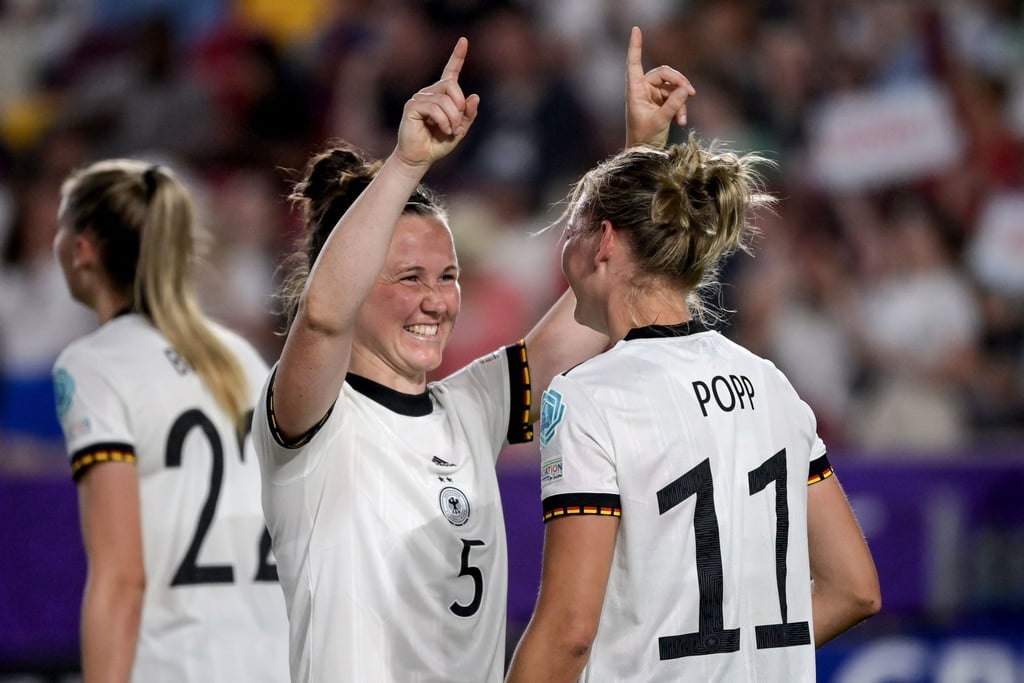 Deutschlands Alexandra Popp (r) jubelt nach ihrem 4:0 mit der Teamgefährtin Deutschlands Marina Hegering.