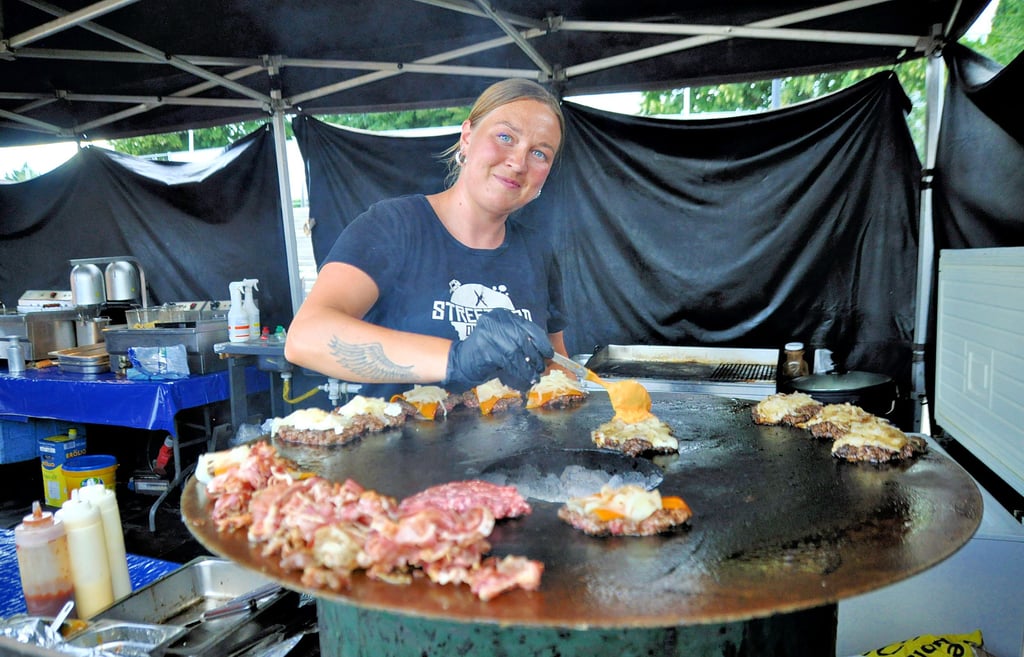 Am großen Grill von Monika gab es viele Leckereien. Die Firma Barker Bites aus Berlin war schon mehrmals am Bitterfelder Stadthafen zu Gast.