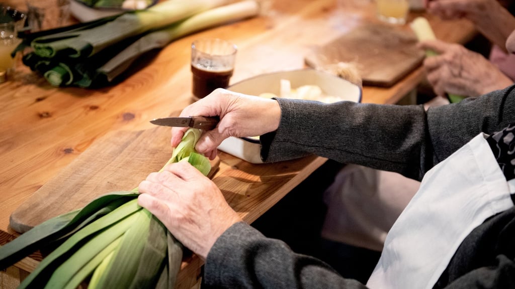 Auch bei Kau- und Schluckbeschwerden sollten ältere Menschen nicht auf Gemüse verzichten. Es lässt sich zum Beispiel weich dünsten oder zu einer Suppe pürieren.