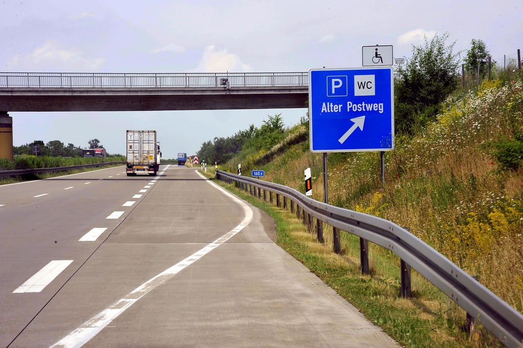 Auf dem Parkplatz "Alter Postweg" an der Autobahn 14 bei Bernburg-Strenzfeld wurde erneut eine illegale Schleusung aufgedeckt.