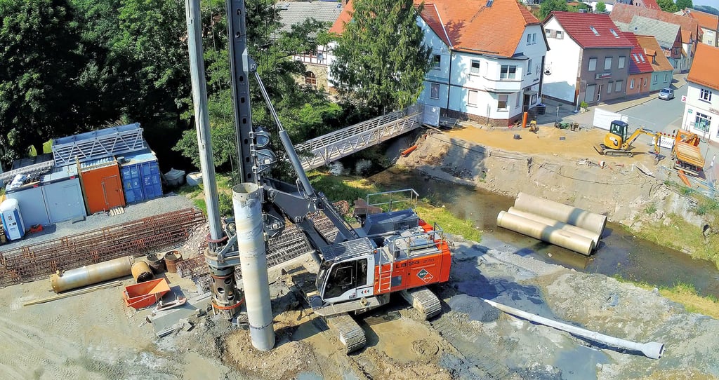 Blick auf die Baustelle in Wippra: Am Mühlgrabendurchlass soll laut Landesstraßenbaubehörde in den nächsten zwei Wochen beispielsweise die Stirnwand des sogenannten Einlaufbauwerks hergestellt werden.
