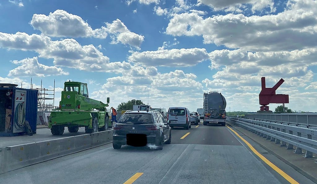 Seit Monaten sind baustellenbedingt auf der Autobahnbrücke der A2 bei Hohenwarthe nur zwei der drei Fahrspuren befahrbar.
