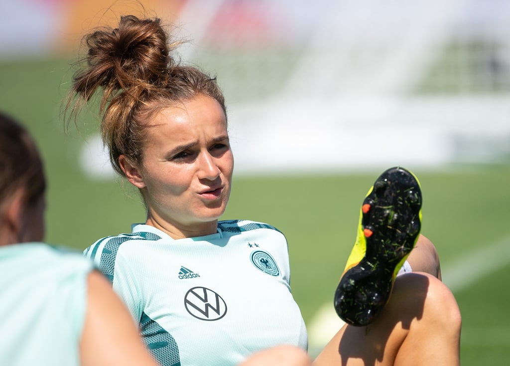 Spricht sich für steigende Gehälter aus, damit die Spielerinnen ihren Sport professionell betreiben können: Lina Magull.