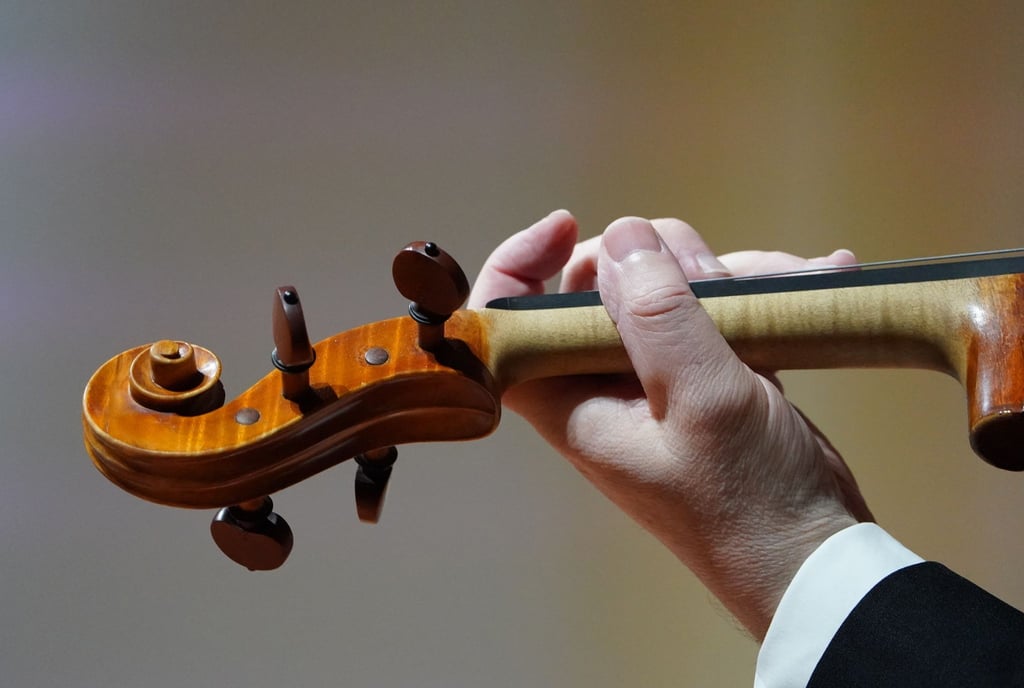 Ein Musiker eines Orchesters probt.