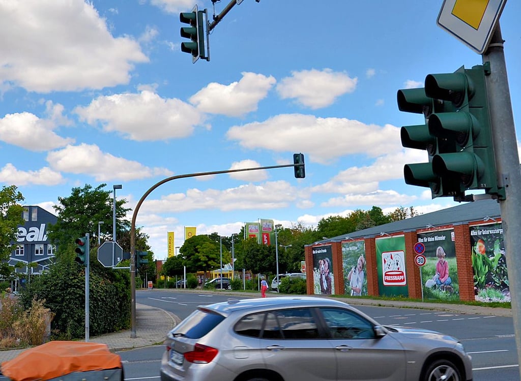 Die Ampelanlage in Staßfurt, Höhe Realmarkt, wird laut Landesstraßenbaubehörde noch benötigt. Real ist zwar geschlossen. Fressnapf, Takko und auch die Autowaschanlage sind auf dem als Gewerbepark geführten Gelände aber nach wie vor in Betrieb. Selbst der Postbriefkasten am einstigen Haupteingang des Supermarkts.