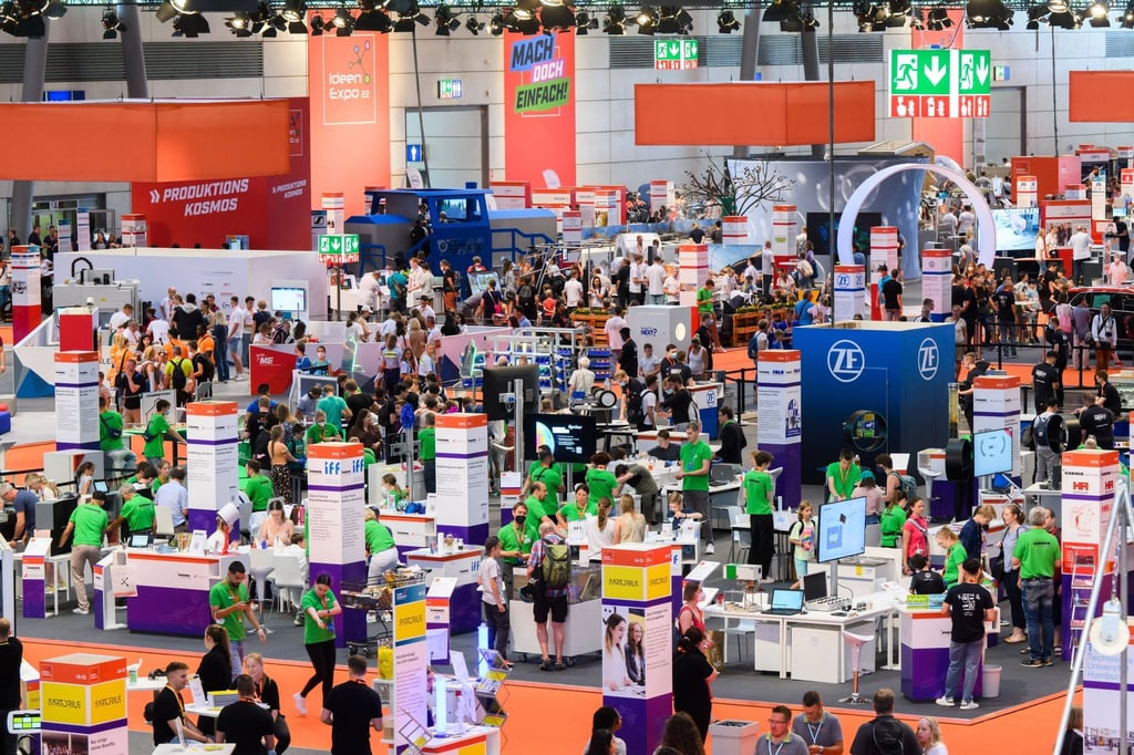 Besucher und Besucherinnen bei der diesjährigen IdeenExpo in Hannover.