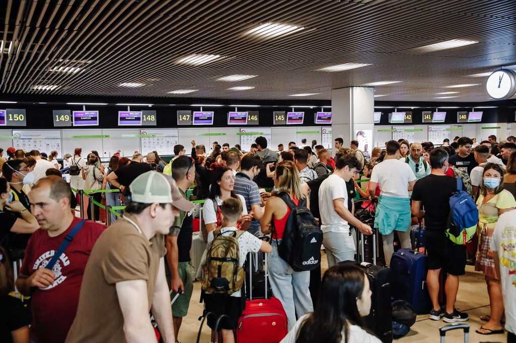 Auch an den Flughäfen des beliebten Urlaubslandes Spanien ächzt man im Sommer unter den Touristenmassen.