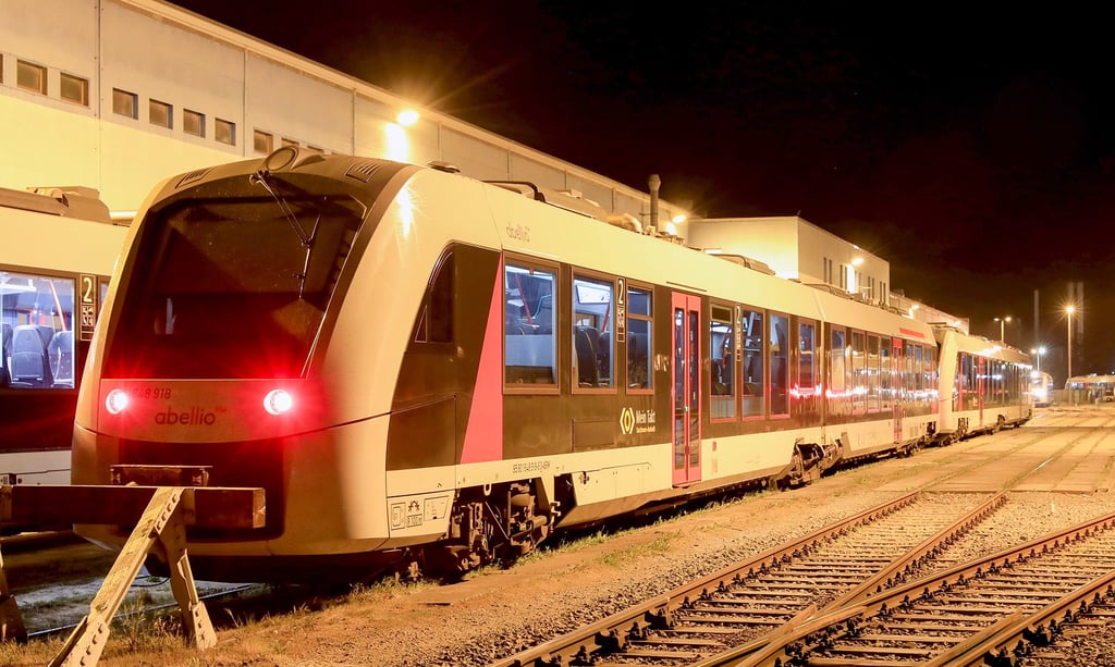 Dieseltriebwagen von «Abellio» stehen bei der Verkehrs Industrie Systeme GmbH (VIS Halberstadt). Aufgrund von Covid-19 werden in einer Nacht in Halberstadt bis zu 20 Züge desinfiziert und gereinigt.