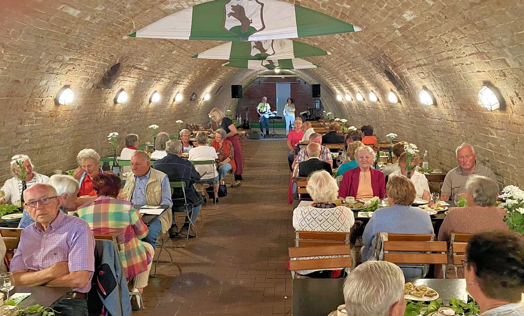Die Schweinitzer Senioren ließen ihr Heimatfest am Montag recht gemütlich im Weinkeller ausklingen.