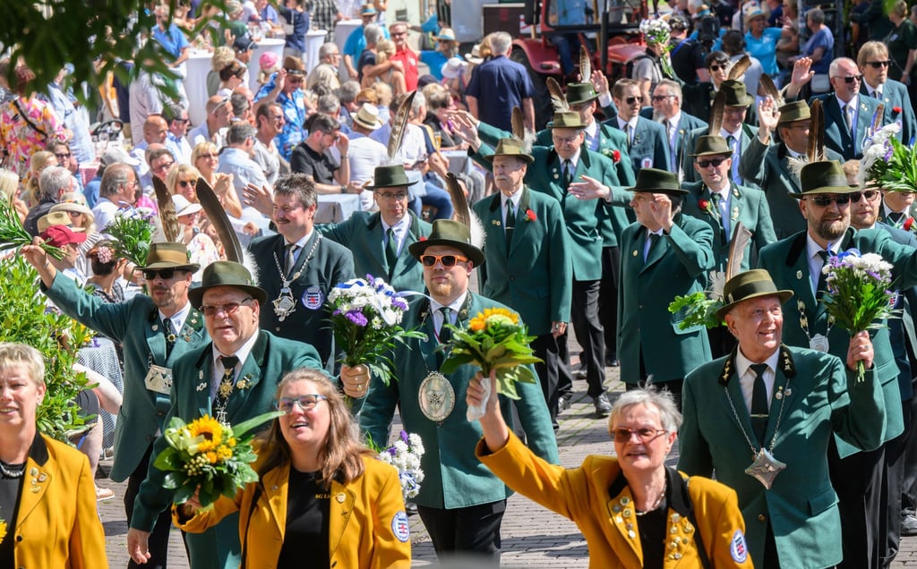 Schützen der Schützengesellschaft Linden gehen beim Schützenausmarsch durch die Hannoveraner Innenstadt.